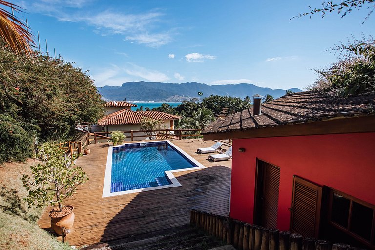 Linda casa com piscina, 500m da Praia do Perequê