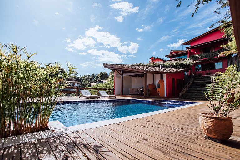 Linda casa com piscina, 500m da Praia do Perequê