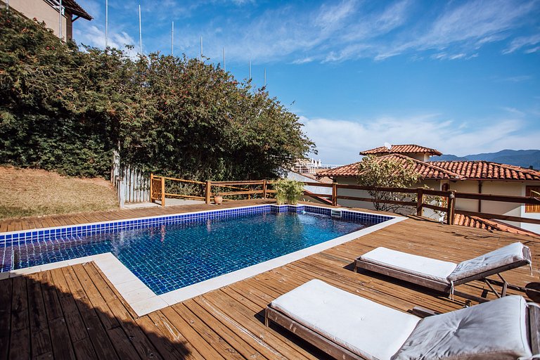 Linda casa com piscina, 500m da Praia do Perequê