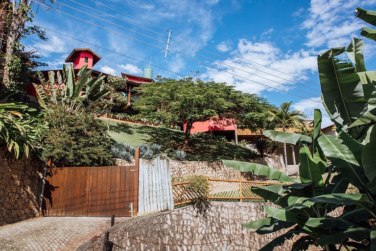 Linda casa com piscina, 500m da Praia do Perequê