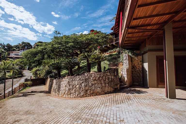 Linda casa com piscina, 500m da Praia do Perequê