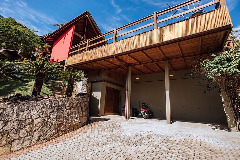Linda casa com piscina, 500m da Praia do Perequê