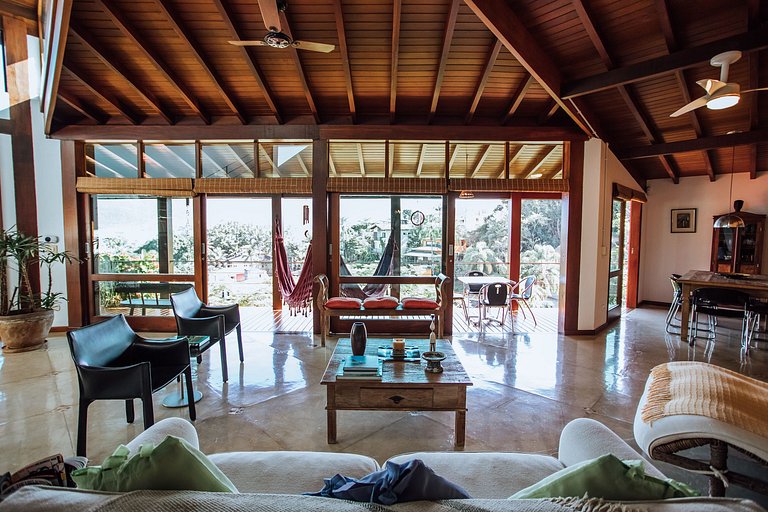 Linda casa com piscina, 500m da Praia do Perequê