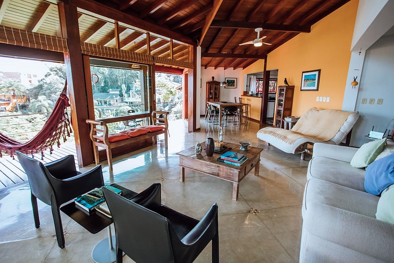 Linda casa com piscina, 500m da Praia do Perequê