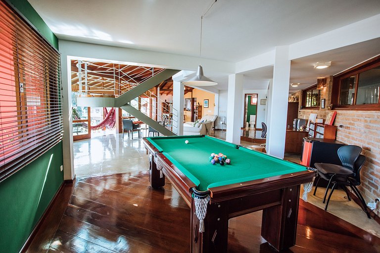 Linda casa com piscina, 500m da Praia do Perequê