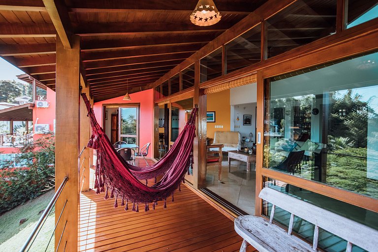 Linda casa com piscina, 500m da Praia do Perequê