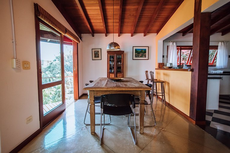 Linda casa com piscina, 500m da Praia do Perequê