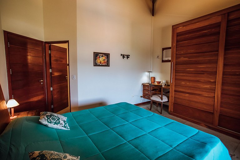 Linda casa com piscina, 500m da Praia do Perequê