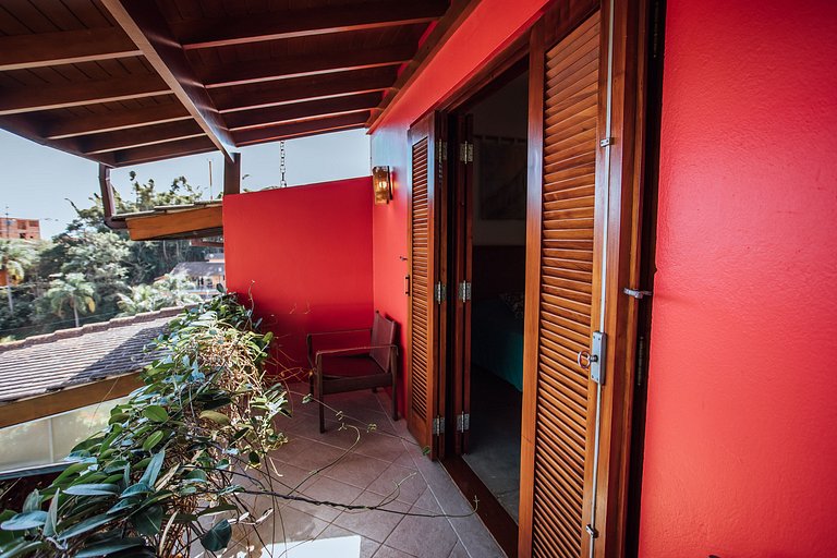 Linda casa com piscina, 500m da Praia do Perequê