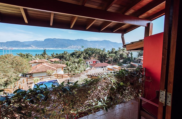 Linda casa com piscina, 500m da Praia do Perequê