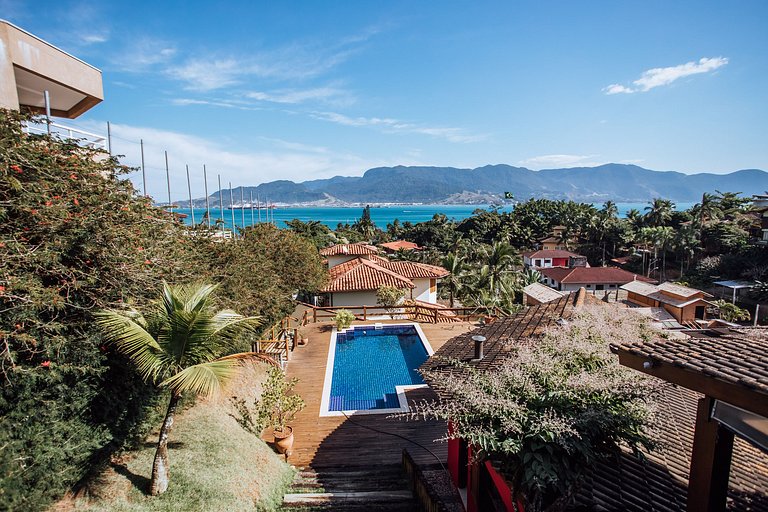 Linda casa com piscina, 500m da Praia do Perequê