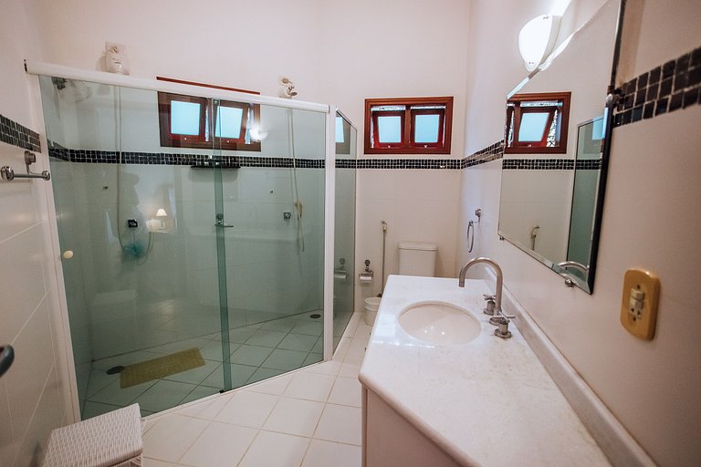 Linda casa com piscina, 500m da Praia do Perequê