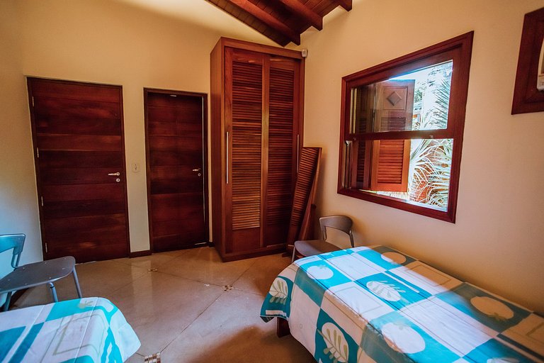 Linda casa com piscina, 500m da Praia do Perequê
