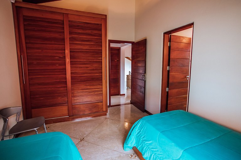 Linda casa com piscina, 500m da Praia do Perequê