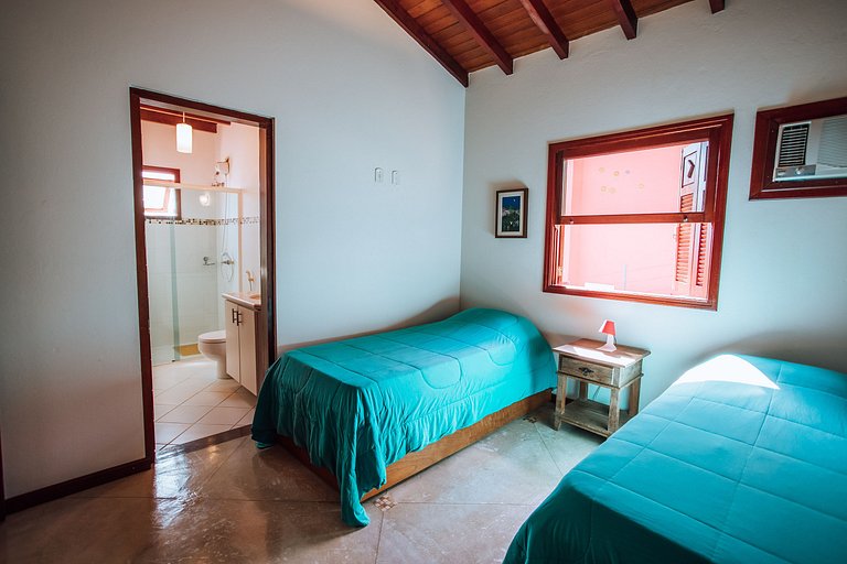 Linda casa com piscina, 500m da Praia do Perequê