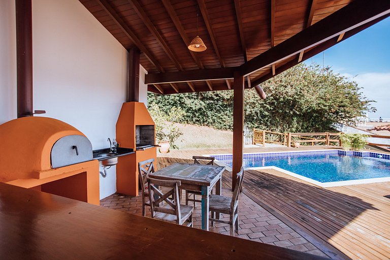 Linda casa com piscina, 500m da Praia do Perequê