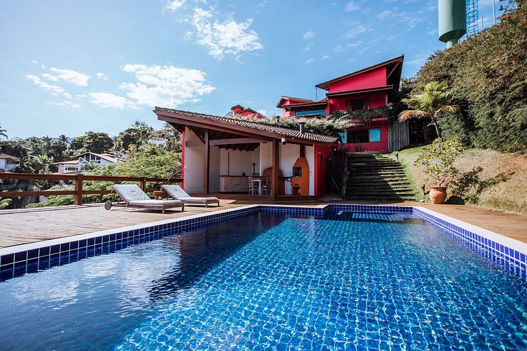 Linda casa com piscina, 500m da Praia do Perequê