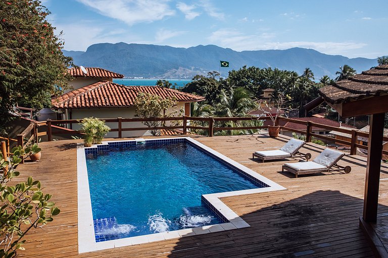 Linda casa com piscina, 500m da Praia do Perequê