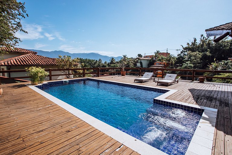 Linda casa com piscina, 500m da Praia do Perequê