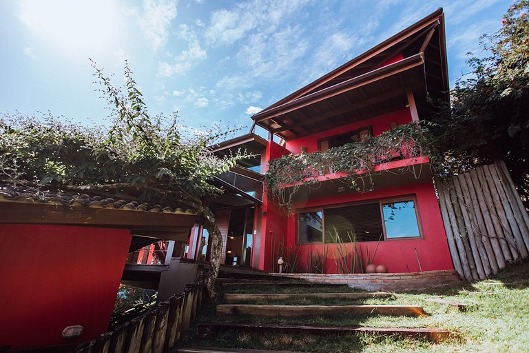 Linda casa com piscina, 500m da Praia do Perequê