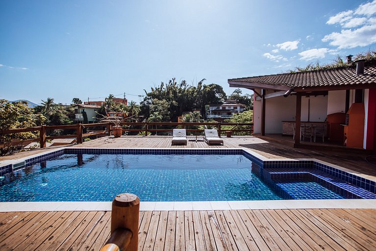 Linda casa com piscina, 500m da Praia do Perequê