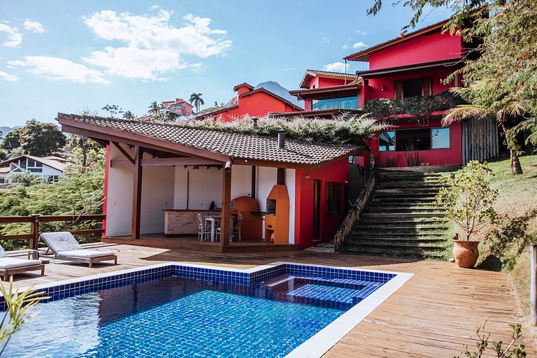 Linda casa com piscina, 500m da Praia do Perequê