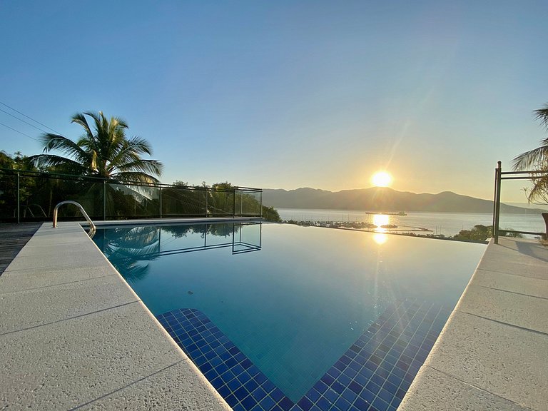 Piscina borda infinita e vista incrível para o mar