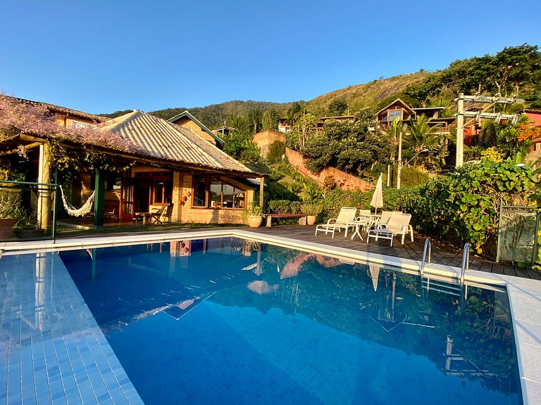 Piscina borda infinita e vista incrível para o mar