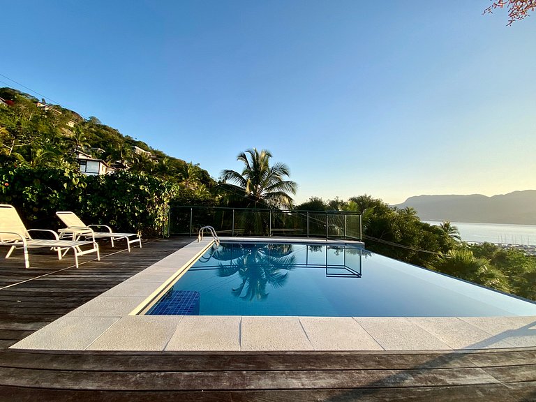 Piscina borda infinita e vista incrível para o mar