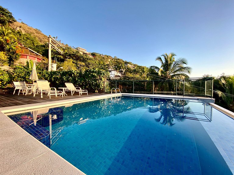 Piscina borda infinita e vista incrível para o mar