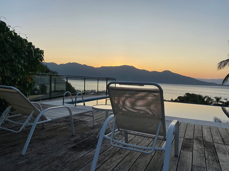 Piscina borda infinita e vista incrível para o mar