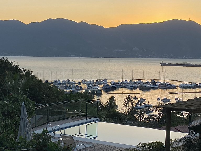 Piscina borda infinita e vista incrível para o mar