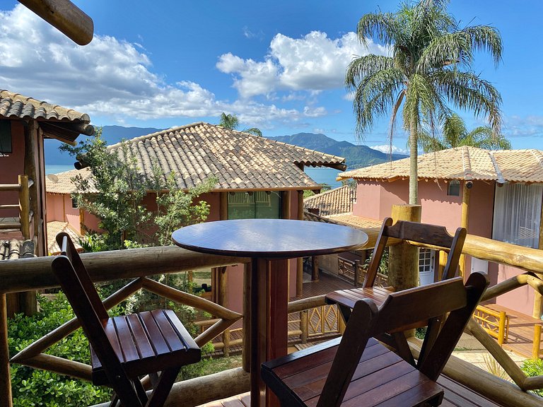 Casa em condomínio, lazer e churrasqueira