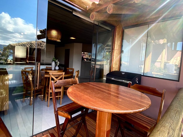Casa em condomínio, lazer e churrasqueira