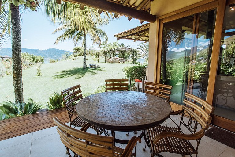 Casa com vista espetacular, piscina e heliponto