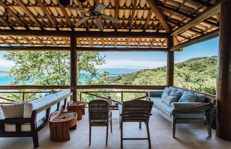 Casa com vista espetacular, piscina e heliponto