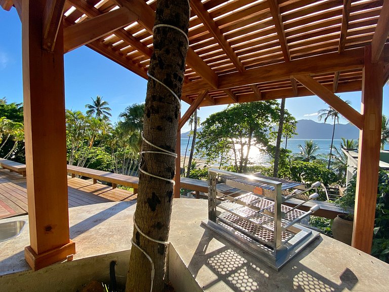 CASA À VENDA EM FRENTE À PRAIA DA SIRIÚBA | ILHABELA