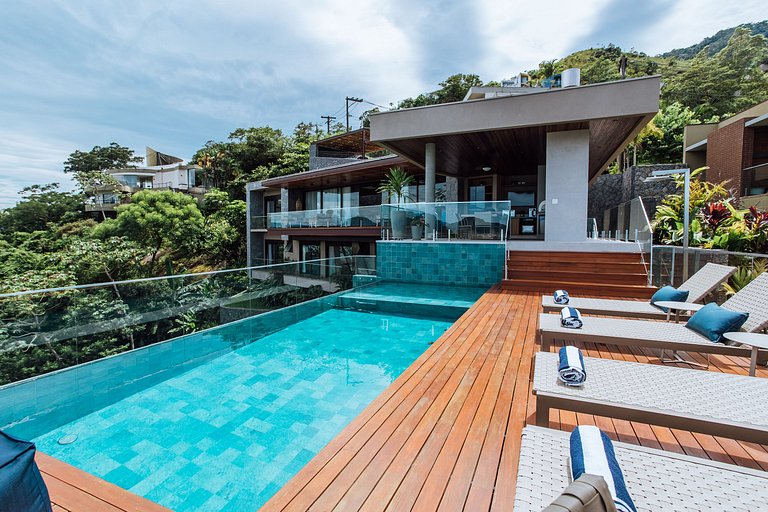 Casa Exclusiva em Condomínio Fechado – 6 Suítes | Piscina |