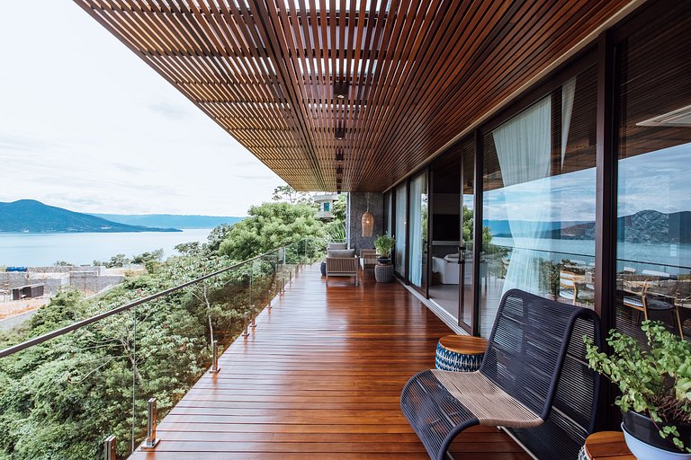 Casa Exclusiva em Condomínio Fechado – 6 Suítes | Piscina |