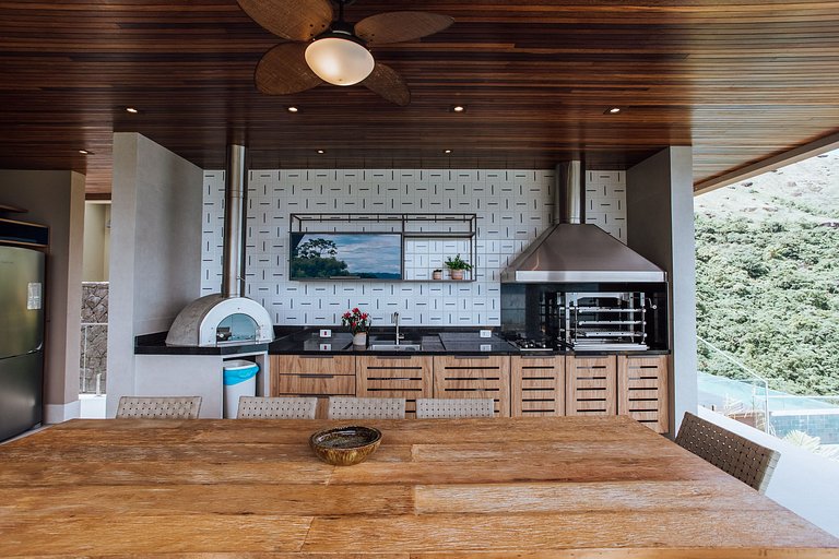Casa em condomínio, piscina aquecida e espaço gourmet