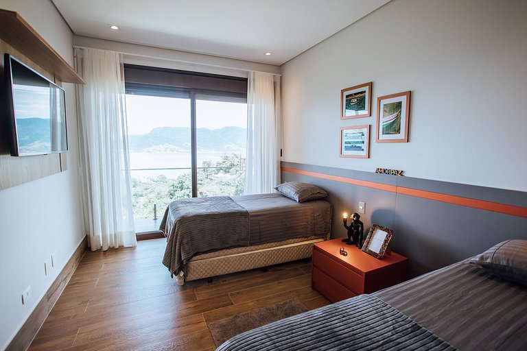 Casa Exclusiva em Condomínio Fechado – 6 Suítes | Piscina |