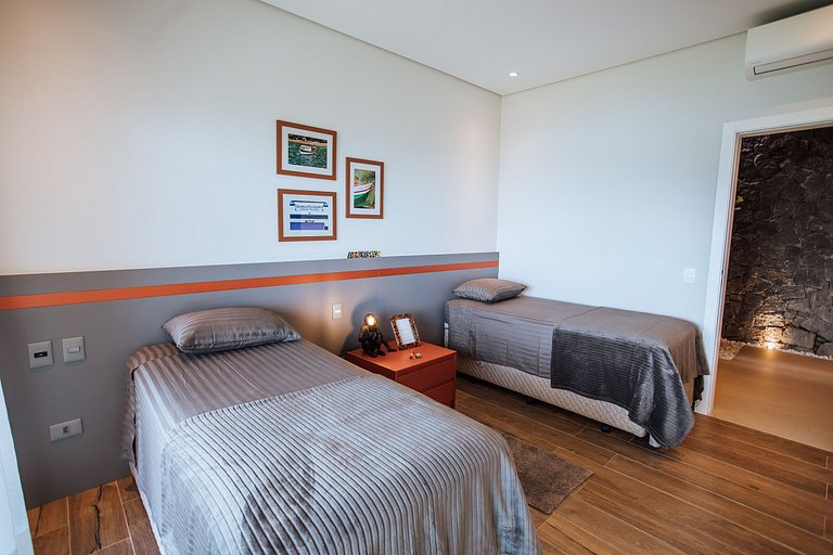 Casa em condomínio, piscina aquecida e espaço gourmet