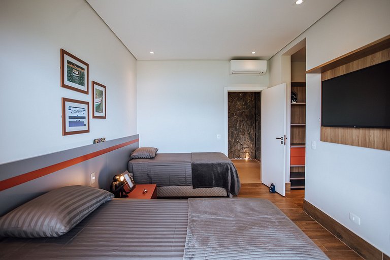 Casa em condomínio, piscina aquecida e espaço gourmet