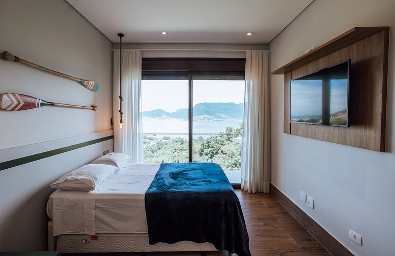 Casa Exclusiva em Condomínio Fechado – 6 Suítes | Piscina |