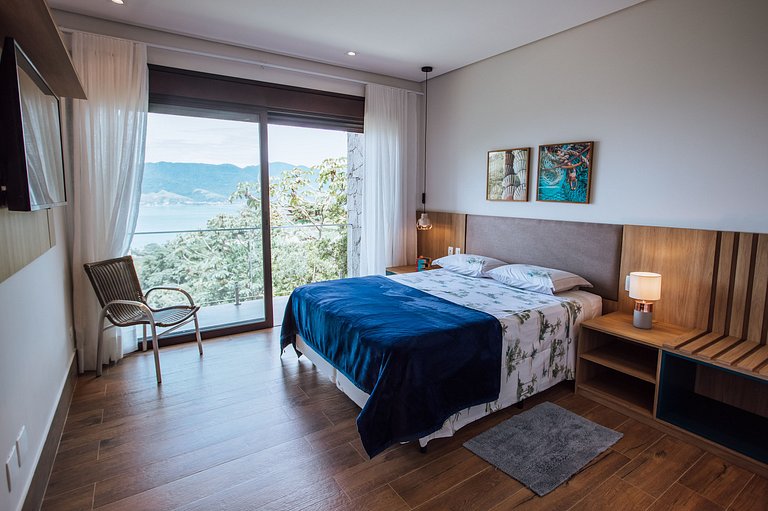 Casa Exclusiva em Condomínio Fechado – 6 Suítes | Piscina |