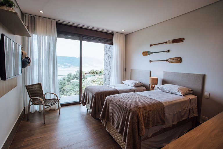 Casa Exclusiva em Condomínio Fechado – 6 Suítes | Piscina |