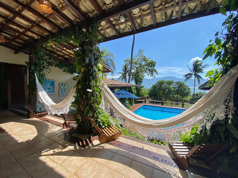 Excelente localização, piscina e vista para o mar