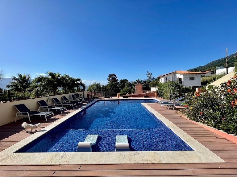 Casa com piscina, cinema, área jogos e vista mar