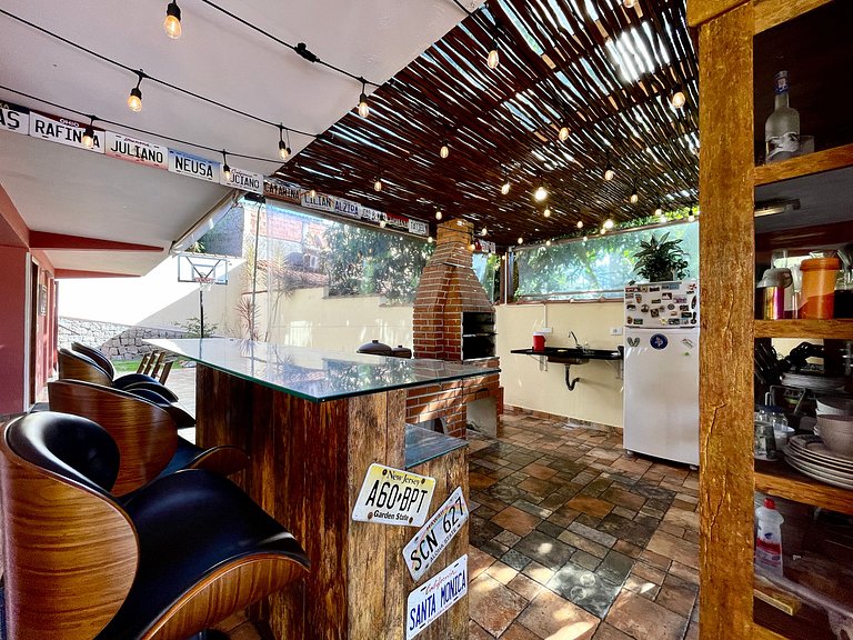 Casa com piscina, cinema, área jogos e vista mar