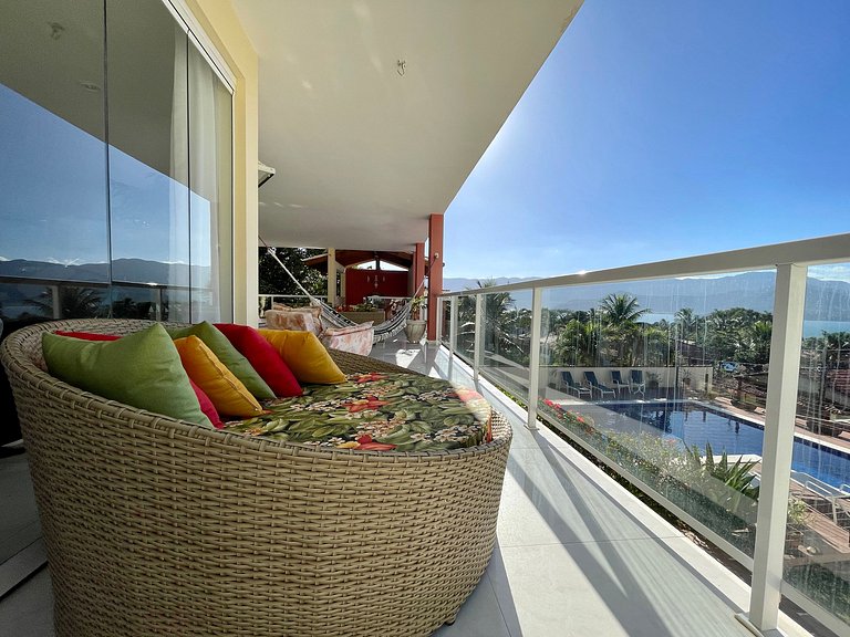 Casa com piscina, cinema, área jogos e vista mar